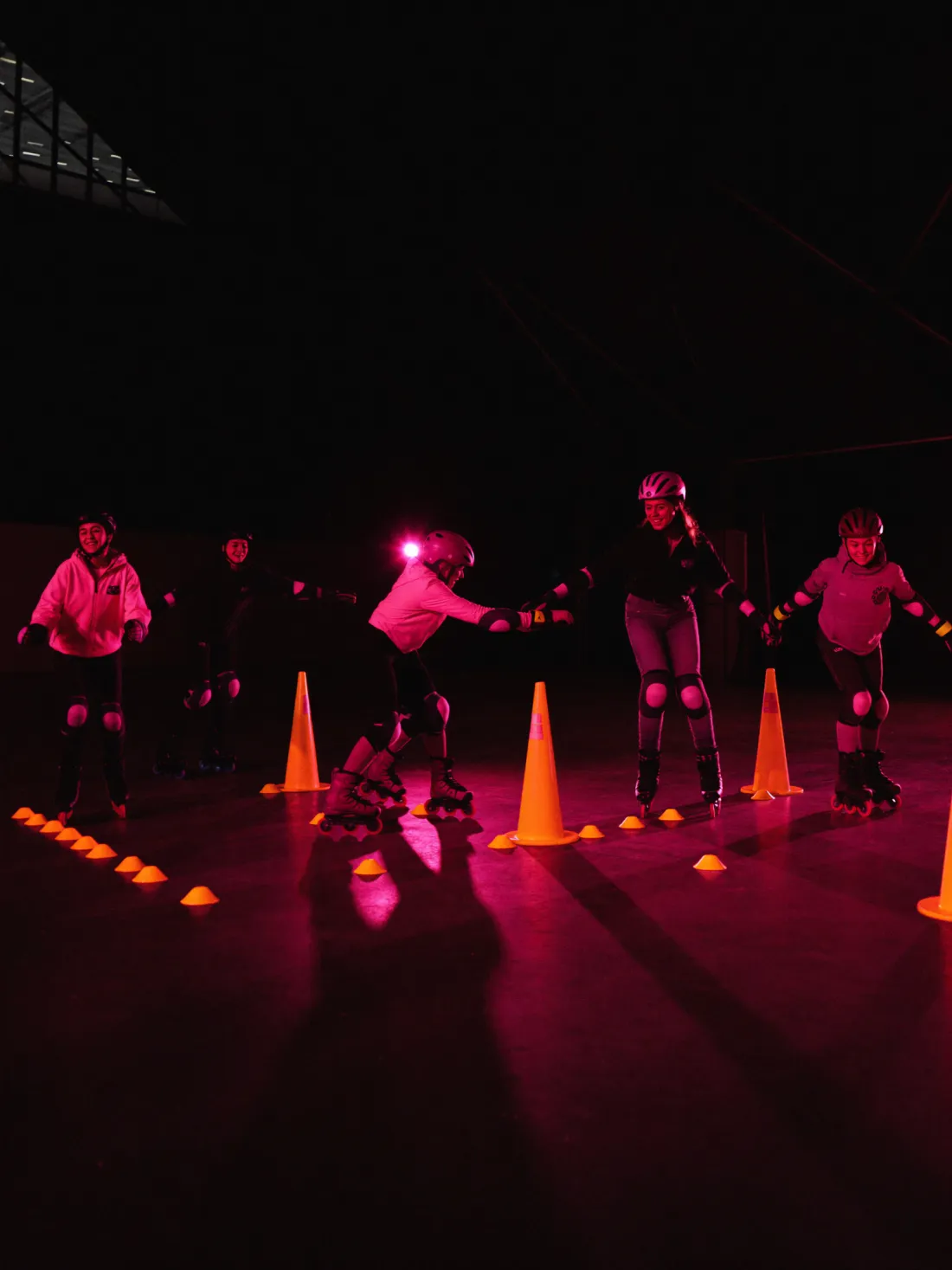 Clase de iniciación: niños con casco patinando entre conos