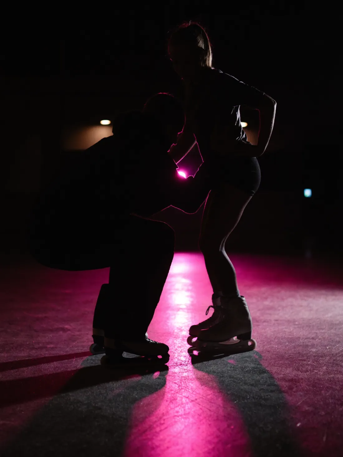 Clase de perfeccionamiento: entrenador corrigiendo la técnica de una patinadora